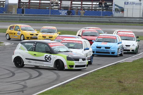 Claus er virkelig heldig ikke at blive ramt af Petter Granlund, der reagere lynhurtigt og smutter bagom Claus' Clip racer uden at ramme den!
(Foto: Motorsporten.dk)